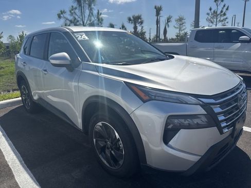 Used 2024 Nissan Rogue SV image 3