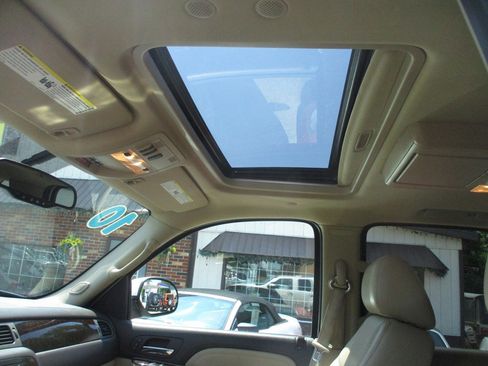 Used 2010 GMC Yukon Denali image 16