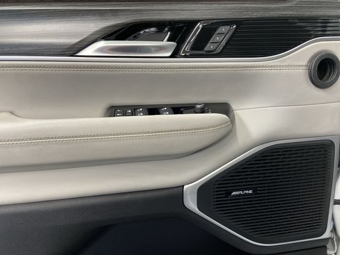 Used 2024 Jeep Wagoneer Series II w/ Flexible Seating Group image 12