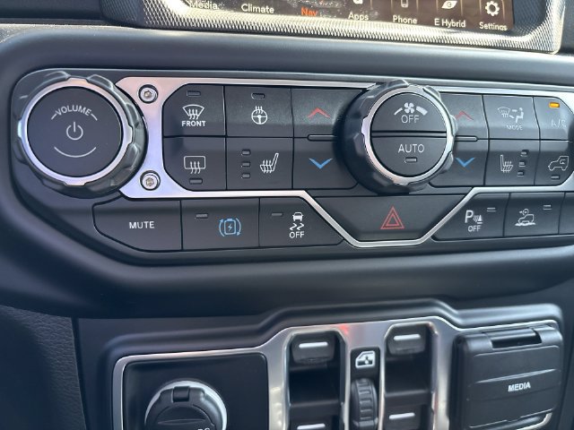 Used 2022 Jeep Wrangler Unlimited Sahara w/ Cold Weather Group AWD/4WD image 28