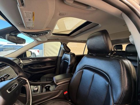 Used 2023 Jeep Grand Cherokee L Laredo image 36