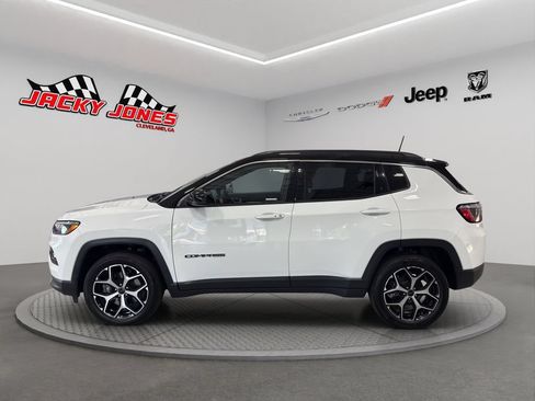 Used 2025 Jeep Compass Limited AWD/4WD image 3
