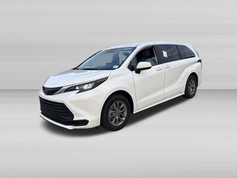 Used 2025 Toyota Sienna LE FWD image 9