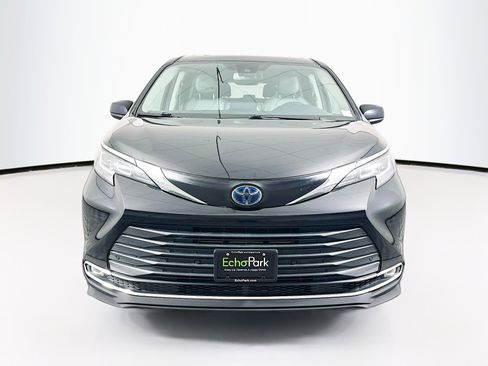 Used 2021 Toyota Sienna XLE image 2