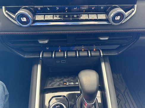 Used 2024 Chevrolet Colorado Z71 w/ Z71 Convenience Package 2 image 19