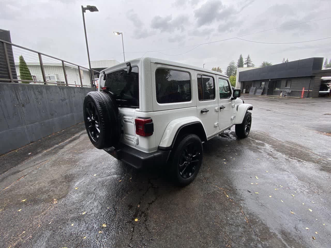 Used 2024 Jeep Wrangler Unlimited Sahara AWD/4WD image 6