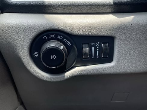 Used 2024 Chrysler Pacifica Limited FWD image 29