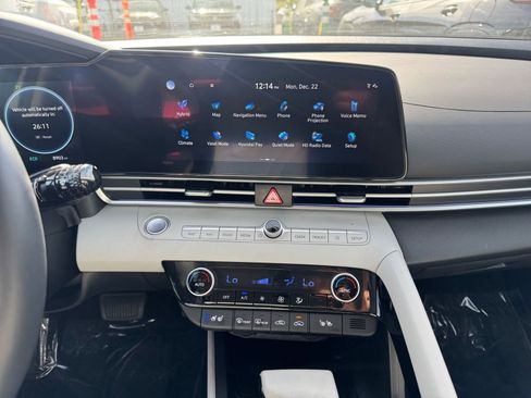 Used 2025 Hyundai Elantra Limited image 18