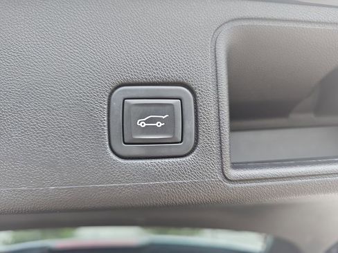 Used 2023 GMC Terrain SLT AWD/4WD image 13