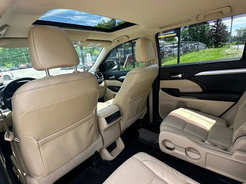 Used 2018 Toyota Highlander XLE AWD/4WD image 27