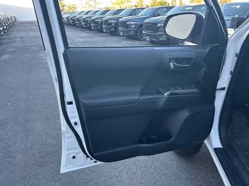 Used 2019 Toyota Tacoma TRD Off-Road image 30