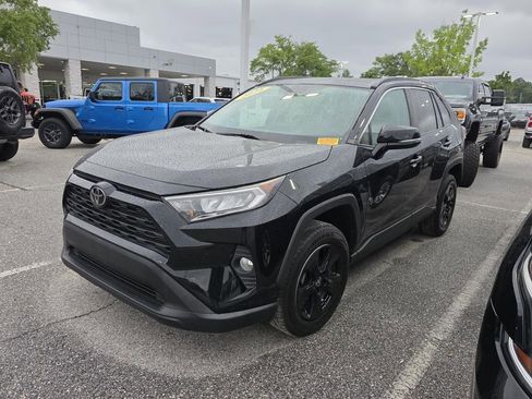 Used 2021 Toyota RAV4 XLE w/ Convenience Package FWD image 4