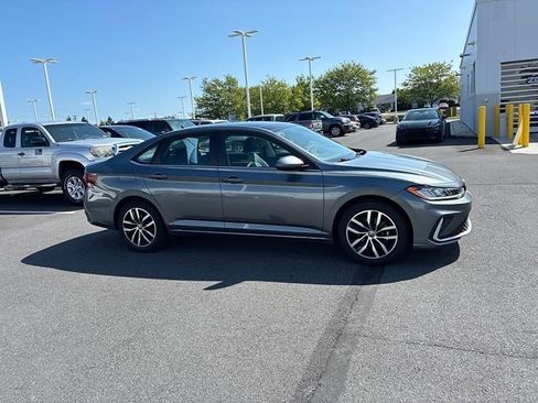 Used 2025 Volkswagen Jetta SE FWD image 4