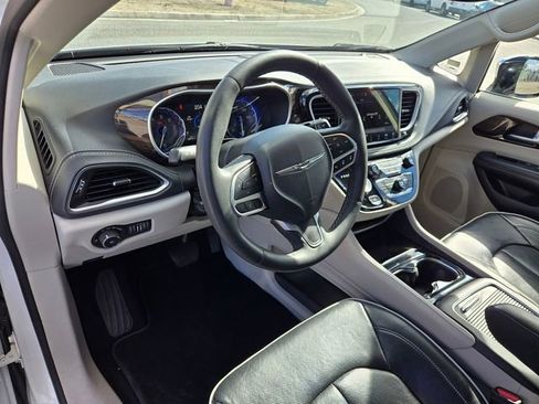 Used 2023 Chrysler Pacifica Touring-L image 9
