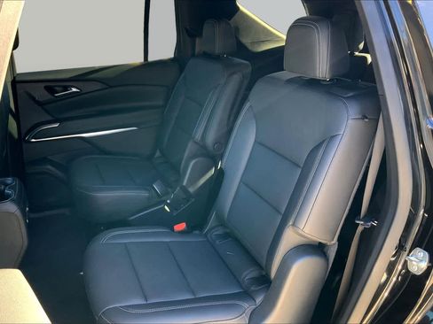 Used 2025 Chevrolet Traverse LT FWD image 21