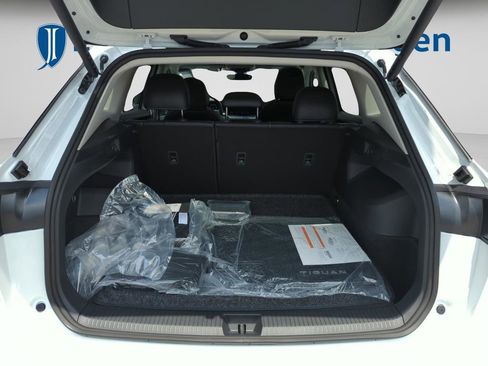 New 2026 Volkswagen Tiguan SE AWD/4WD image 17