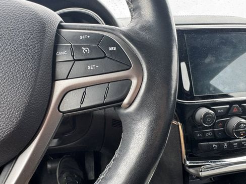 Used 2019 Jeep Grand Cherokee Overland AWD/4WD image 20