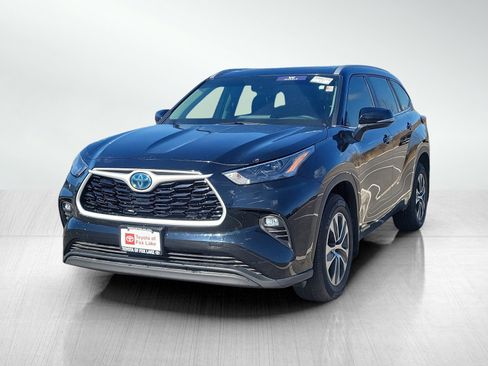 Used 2024 Toyota Highlander XLE AWD/4WD image 2
