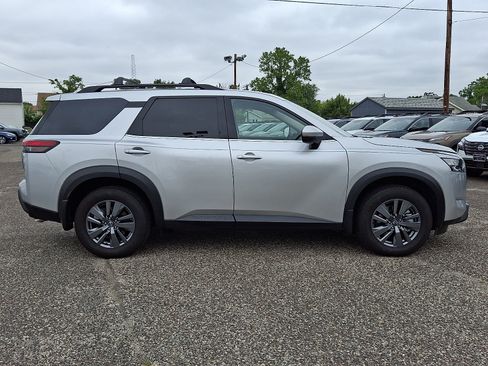 Certified 2025 Nissan Pathfinder SV w/ SV Premium Package AWD/4WD image 7