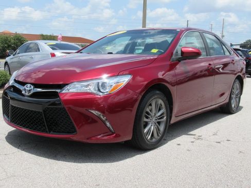 Used 2017 Toyota Camry SE w/ Four Season Floor Mat Package FWD image 3