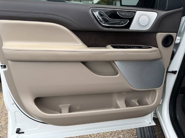 Used 2024 Lincoln Navigator Reserve AWD/4WD image 25