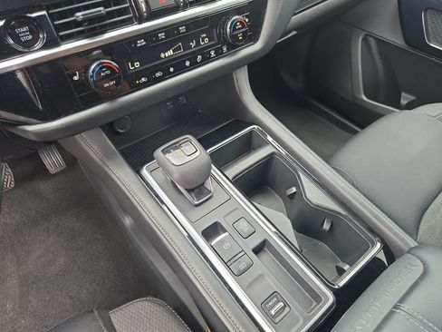 Used 2025 Nissan Pathfinder SV FWD image 18