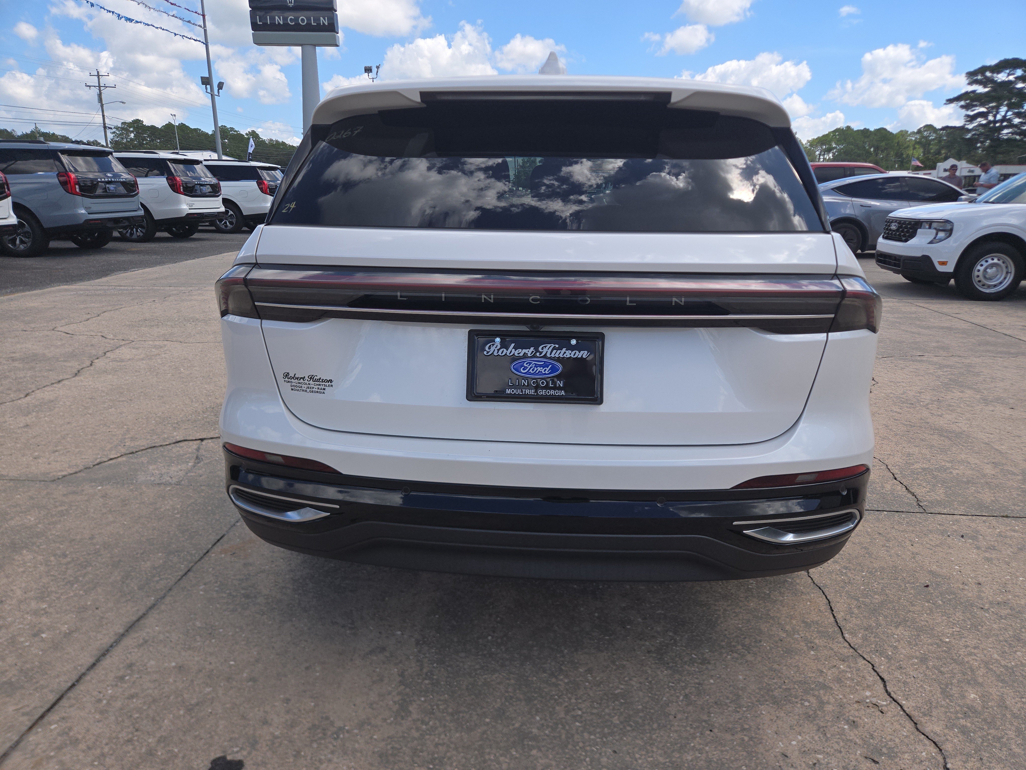 Used 2024 Lincoln Nautilus Premier AWD/4WD image 7
