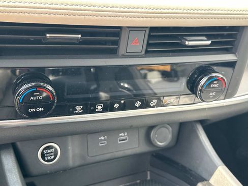 Used 2023 Nissan Rogue SV image 11