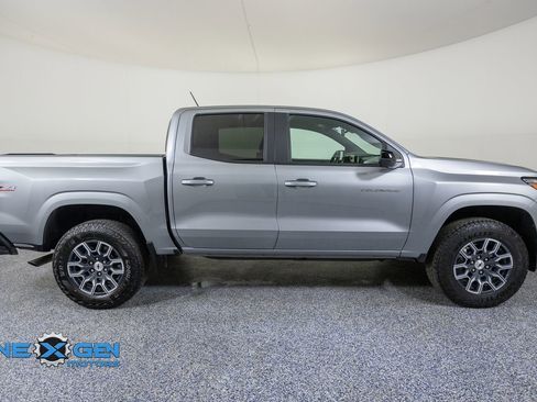 Used 2025 Chevrolet Colorado Z71 w/ Technology Package AWD/4WD image 8