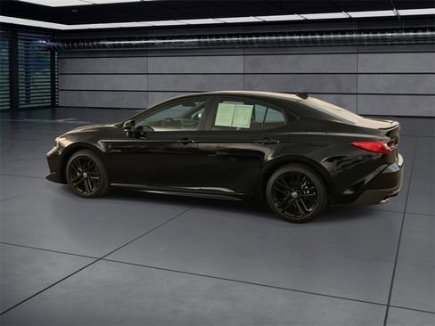 Used 2026 Toyota Camry SE image 2