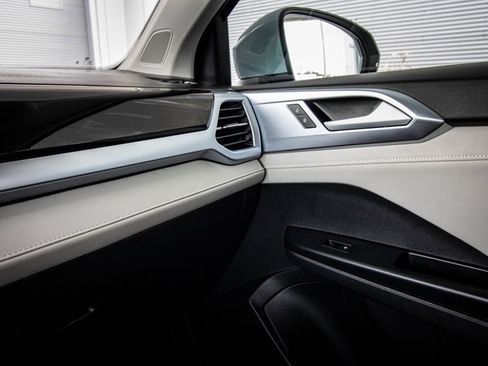 Certified 2025 Volkswagen Taos SE image 29