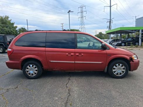 Used 2007 Chrysler Town & Country Touring FWD image 4