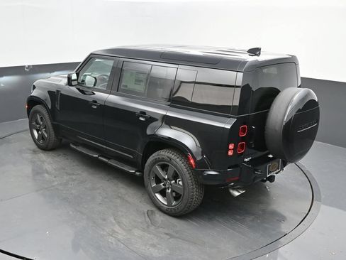 Used 2025 Land Rover Defender 110 X-Dynamic SE AWD/4WD image 32