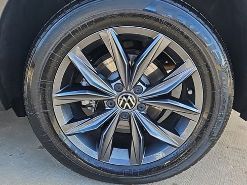 Used 2022 Volkswagen Tiguan SE image 9