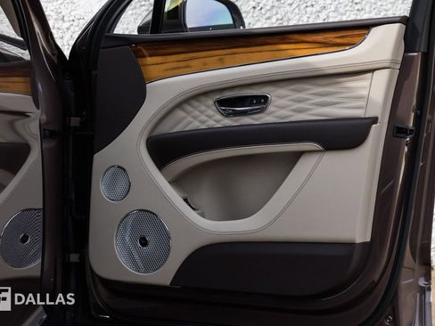 Used 2024 Bentley Bentayga Azure image 37