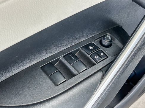 Used 2022 Toyota Corolla Cross LE AWD/4WD image 25