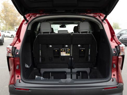 New 2026 Toyota Sienna XLE FWD image 7