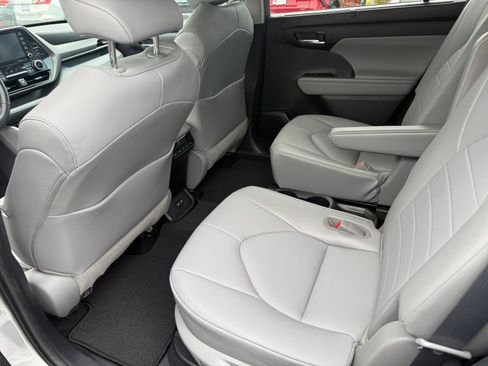 Certified 2021 Toyota Highlander XLE AWD/4WD image 18