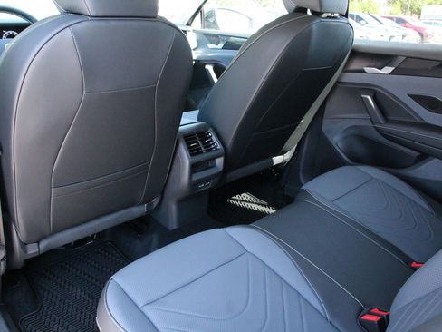 Certified 2025 Volkswagen Tiguan SE FWD image 15