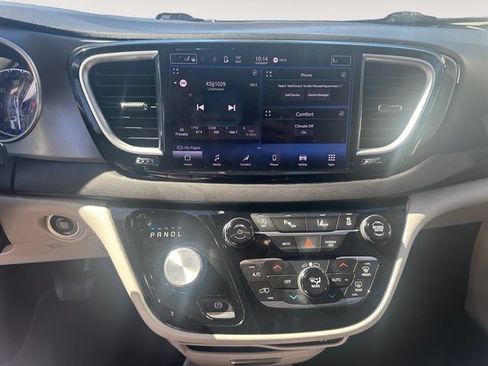Used 2022 Chrysler Pacifica Touring-L FWD image 11