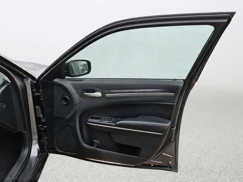 Used 2019 Chrysler 300 Touring w/ Sport Appearance Package RWD image 31