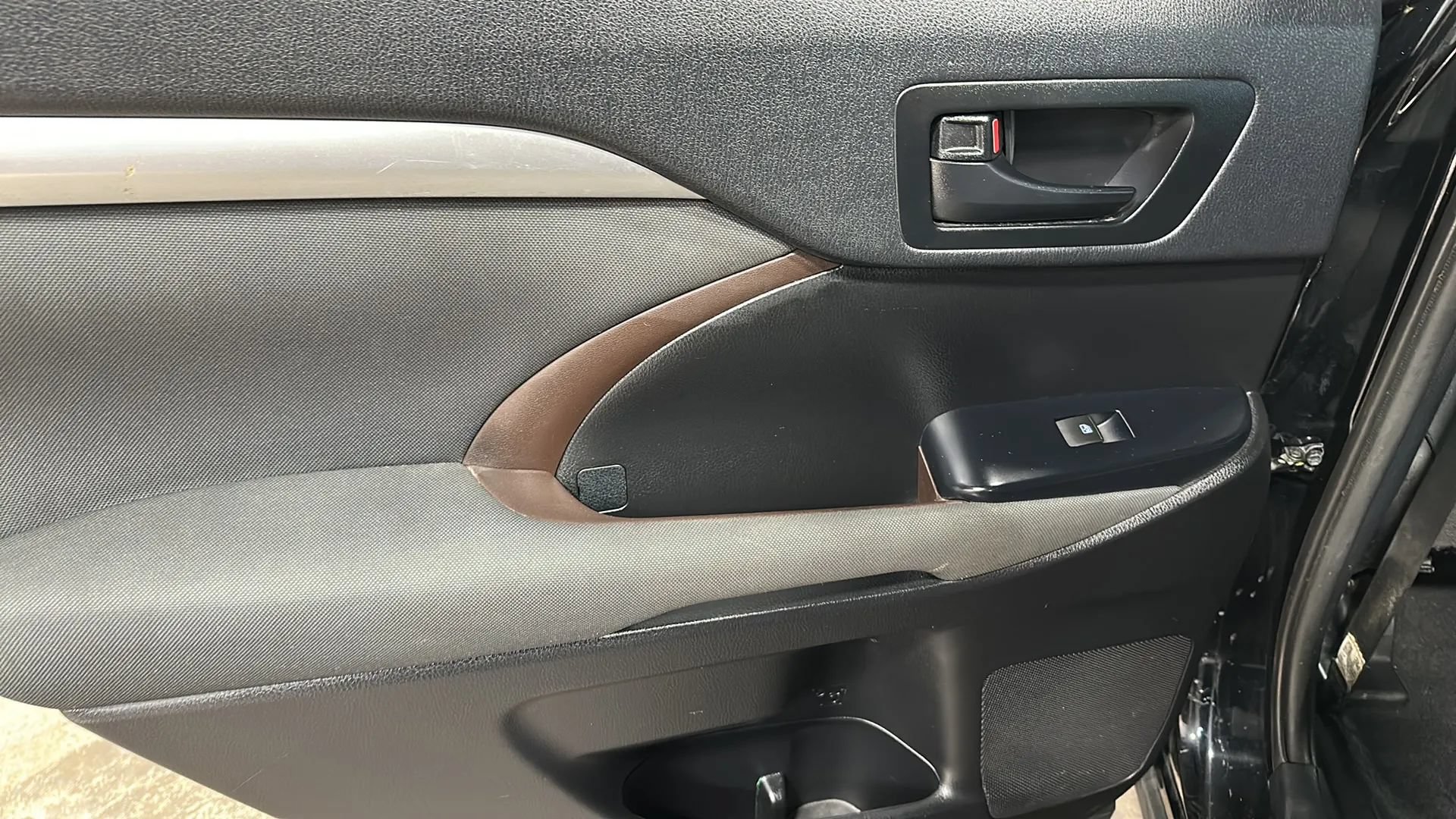 Used 2019 Toyota Highlander LE AWD/4WD image 12