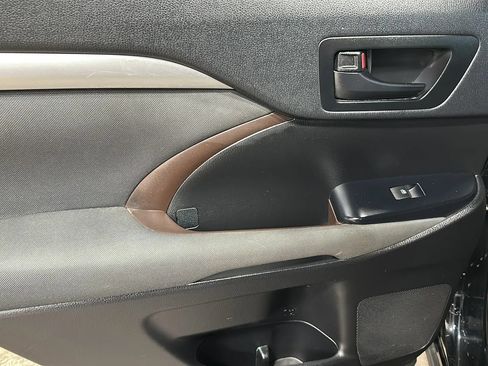 Used 2019 Toyota Highlander LE AWD/4WD image 12