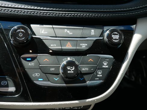 Used 2022 Chrysler Pacifica Touring-L FWD image 23
