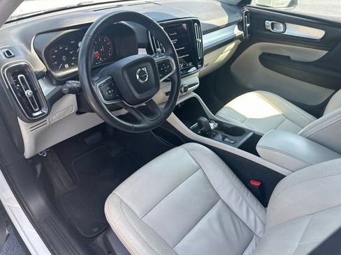 Used 2022 Volvo XC40 T4 Momentum FWD image 10