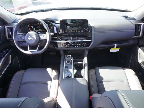 Certified 2025 Nissan Pathfinder Platinum AWD/4WD image 11