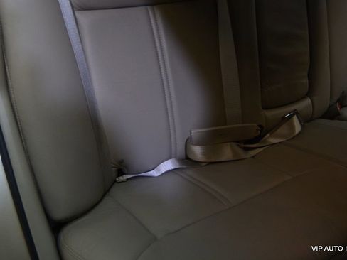 Used 2010 Lincoln Town Car Signature Limited image 24