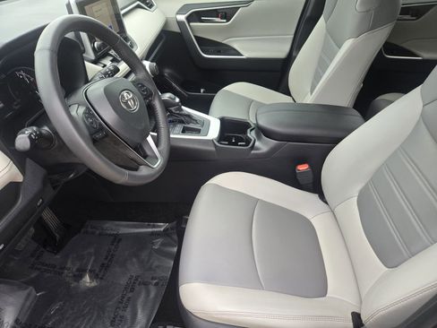 Used 2023 Toyota RAV4 XLE Premium image 15