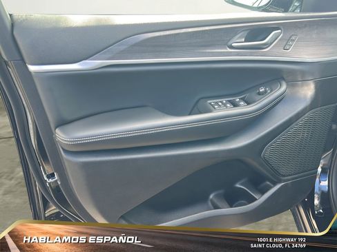 Used 2025 Jeep Grand Cherokee Limited image 12