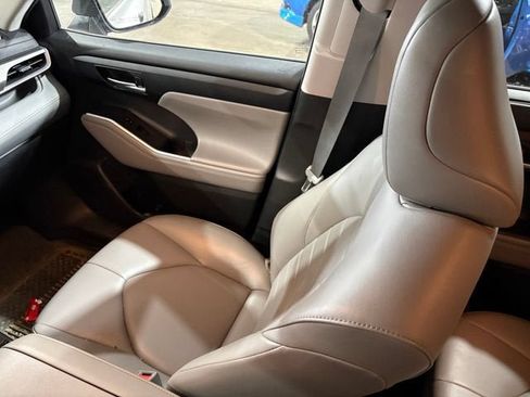 Used 2022 Toyota Highlander XLE AWD/4WD image 28